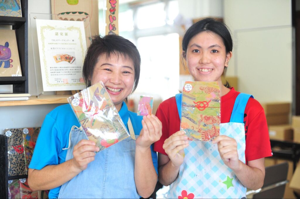 技術指導の比嘉敏子さん（左）と、利用者の渡口真央さん（右）