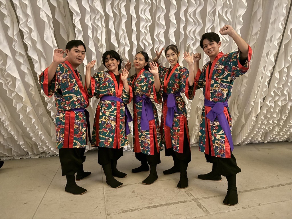 舞台衣装姿の沖縄チーム