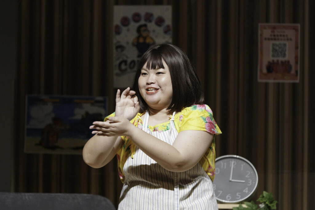 演技と共に手話を使う大屋あゆみさん