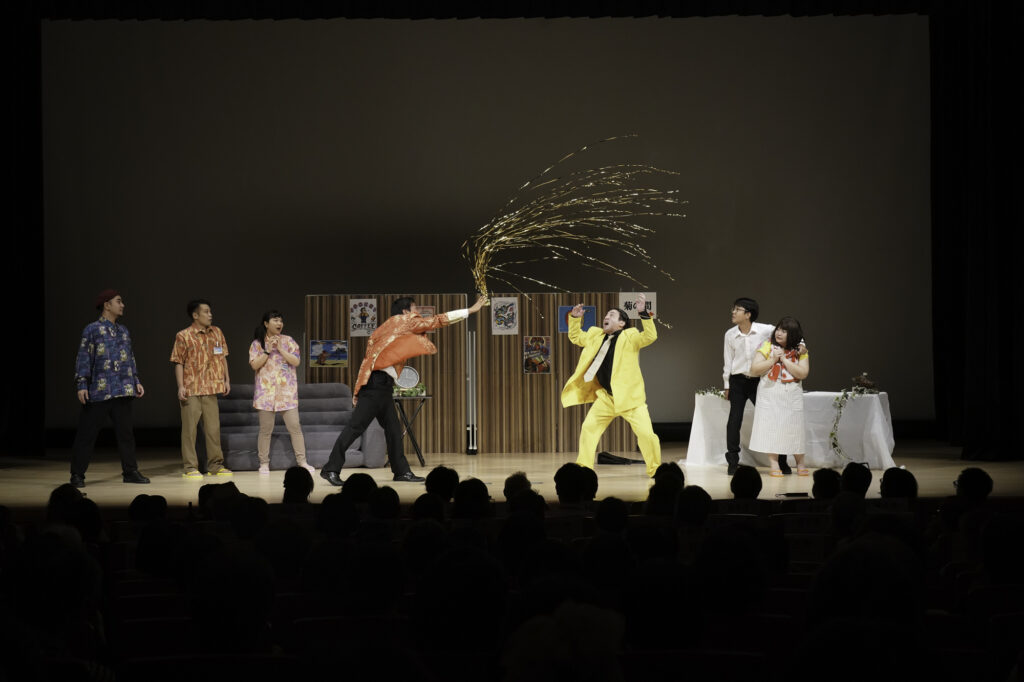 ダイナミックな演技に客席が湧いた喜劇「民宿アラマンダ」