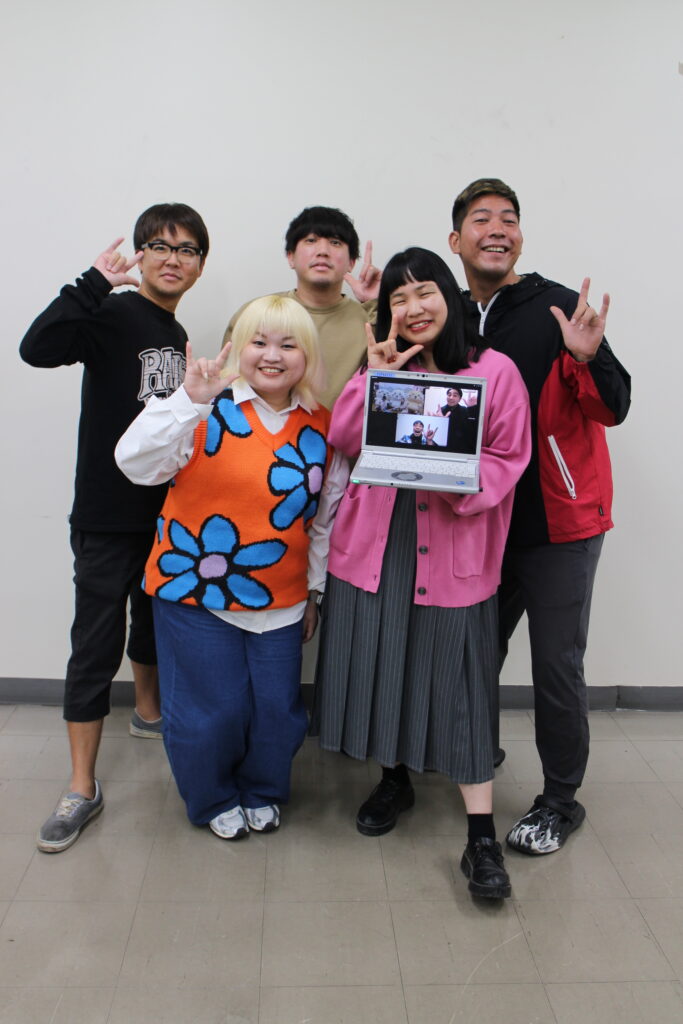 「アラマンダ」メンバー。うち2人は東京が本拠だが、リモートのリハーサルや打ち合わせで一心同体