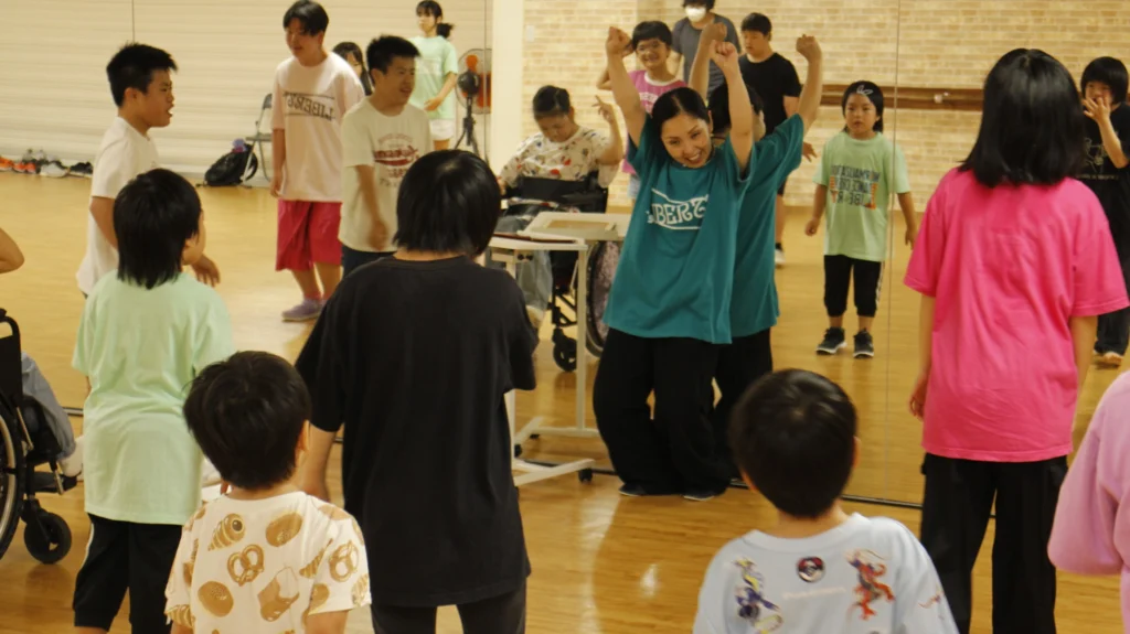 大勢の子どもたちにダンスを示す＝北谷町北前のハンビータウン2階スタジオ