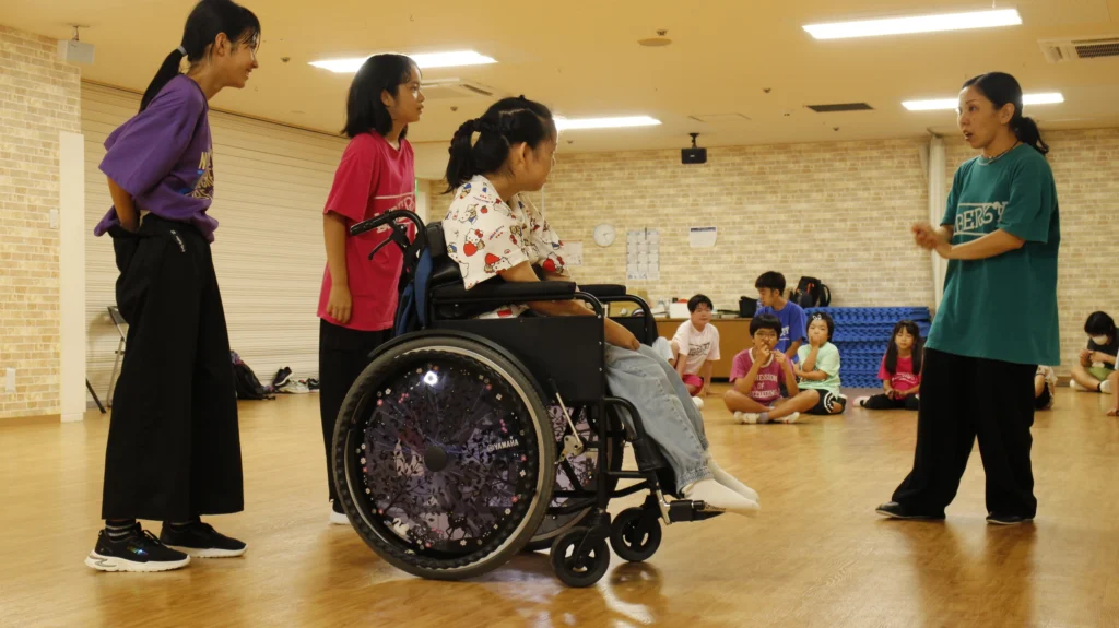 障害の有る子も無い子も共に指導。＝2025年8月9日＝北谷町北前のハンビータウン2階スタジオ